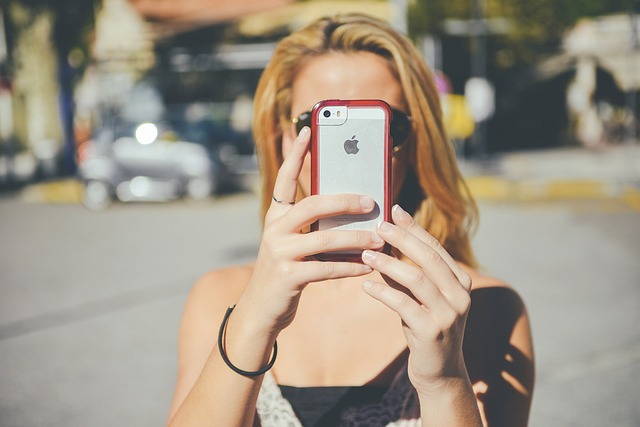 dívka s mobilem