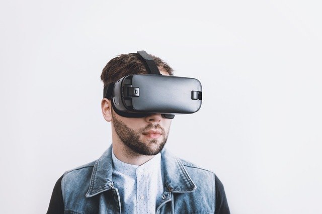 muž s VR
