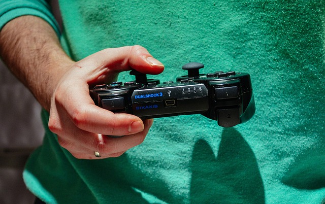 e-sportovec s ovladačem